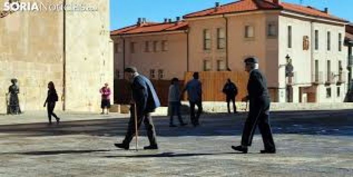 Jubilados en la plaza Mayor de Soria. /SN 