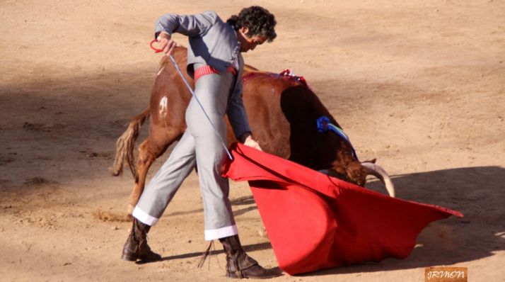 El diestro soriano toreando de corto. 