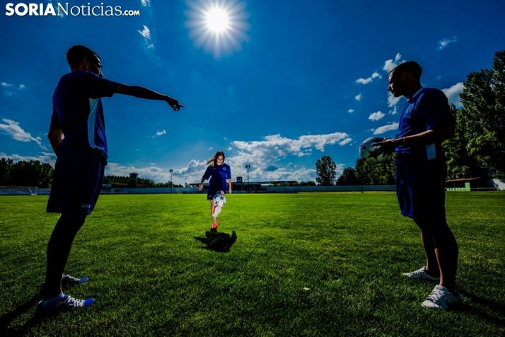 María Uriel da toques ante la presencia del primer y segundo entrenador. David Almajano,