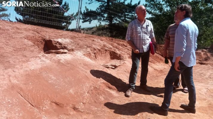 El alcalde (dcha.) frente al director de las obras, junto a las sepulturas encontradas. /SN