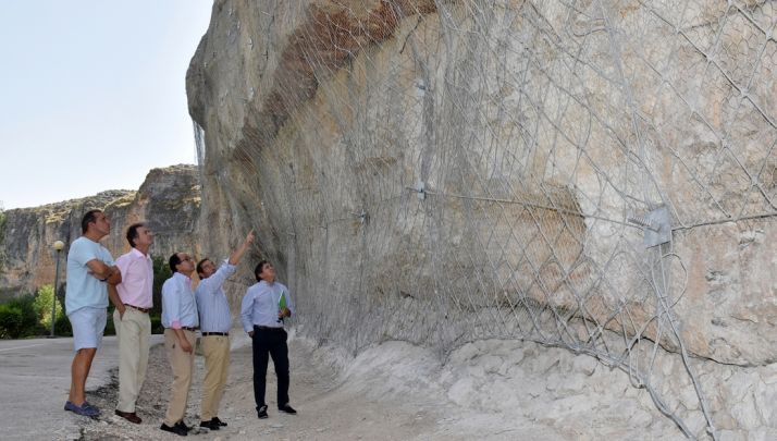 El delegado territorial y el alcalde burgense con técnicos revisando la actuación. /Jta.