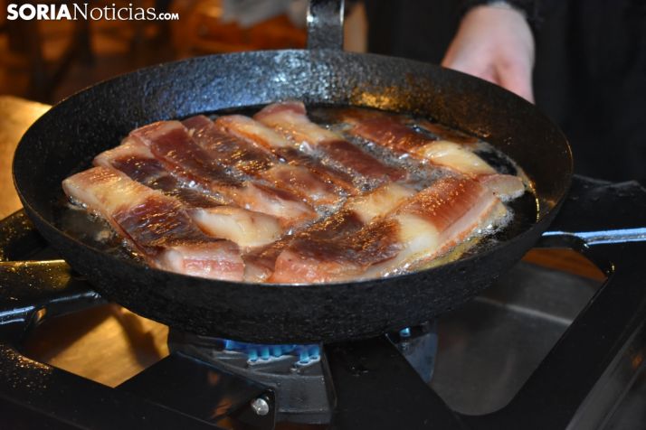 Torreznos en una sartén. 