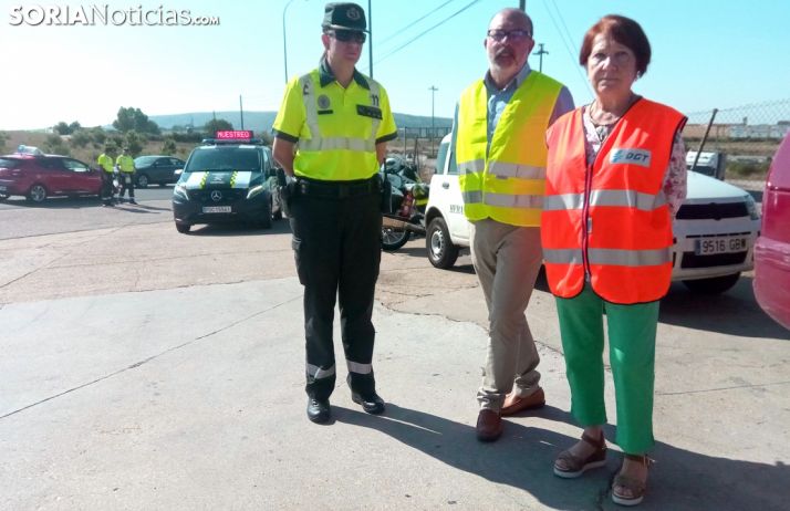 Teresa Miras (izda.), Miguel Latorre y Francisca Delgado este lunes en una carretera de la provincia. /SN