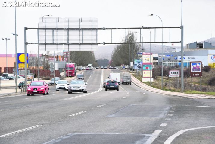 Un tramo de carretera. Imagen de archivo 