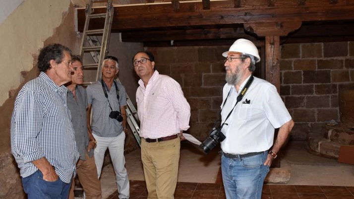 El delegado de la Junta, Manuel López (ctro.) en la visita girada a la iglesia este martes. /Jta.