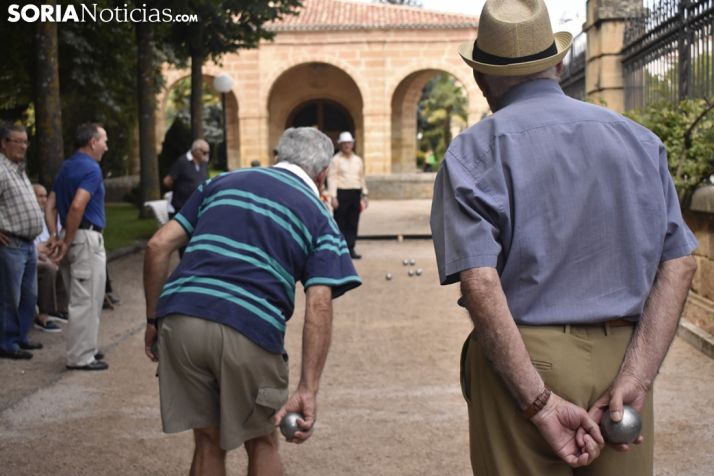 GALERÍA: Compartiendo juegos con los mayores del lateral de la Dehesa