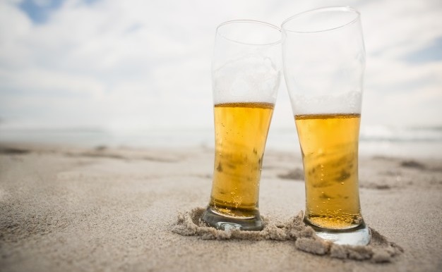 El verano perfecto: cervezas, tapas y playa