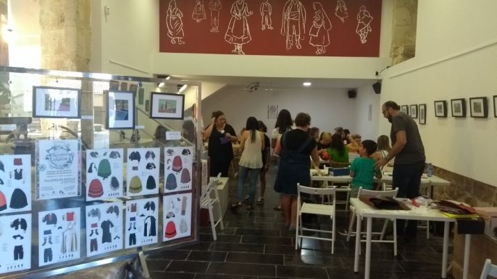 Morón de Almazán celebra el primer taller de costura para crear vestimentas tradicionales de la provincia
