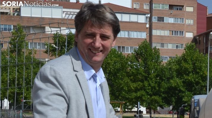 El alcalde, esta mañana de martes en el barrio de Los Pajaritos. /SN