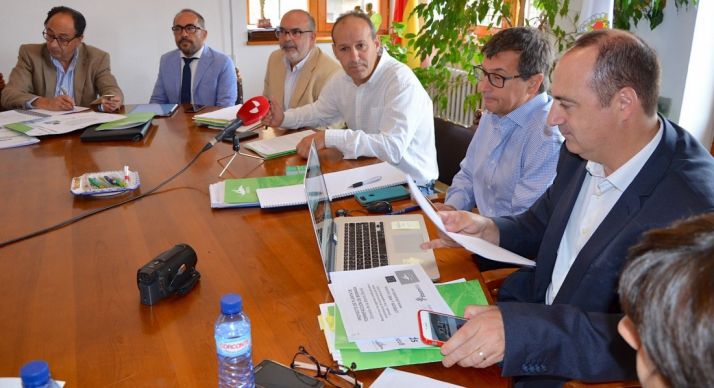 El alcalde, Alberto Abad, (ctro.) en la rueda informativa de este miércoles. /PN