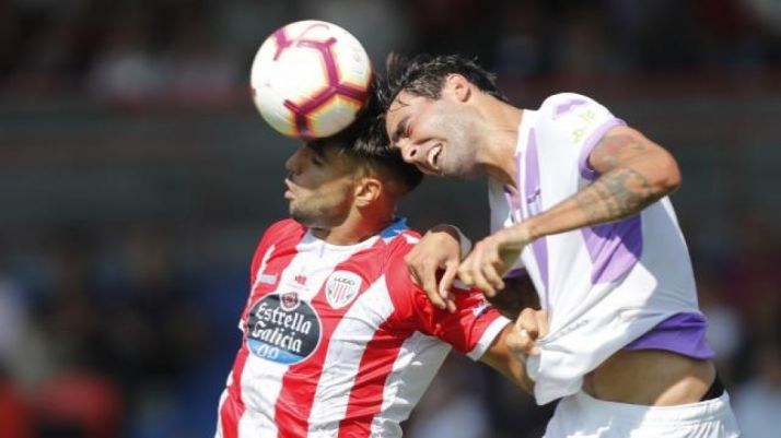 Escassi pugna por un balón en Lugo. LaLiga 