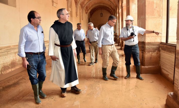El abad, en el claustro del monasterio junto al delegado territorial en la visita de los directores generales de Patrimonio y Protección Civil de la Junta. /Jta.