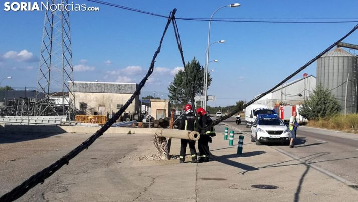 Bomberos y policías locales en el lugar tras el derribo. /SN