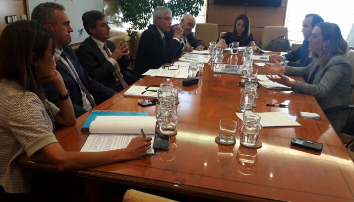 Barcones, (dcha.) con responsables de RENFE yADIF. /S. de G.