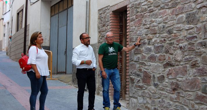 Esther Pérez, Luis Rey y José Javier Gómez este viernes junto al inmueble. /Dip.