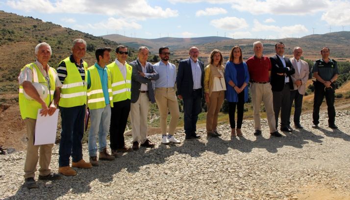 Visita a las obras por parte de la presidenta de la CHE, con autoridades y técnicos. /Subdeleg. 