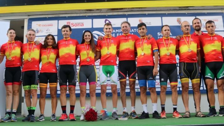 Foto de familia con los campeones de España. /RFEC