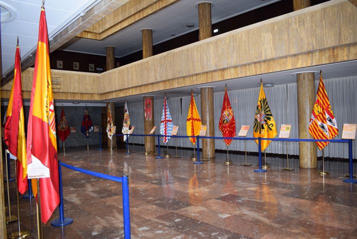 Las fotos de las banderas  históricas de la exposición España en rojo y gualda