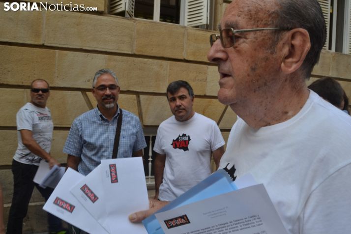 La Plataforma Soria ¡YA!, frente a la Subdelegación del Gobierno. 