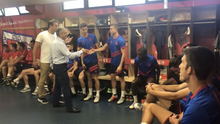 El nuevo presidente del Numancia baja al vestuario y charla con la plantilla rojilla 