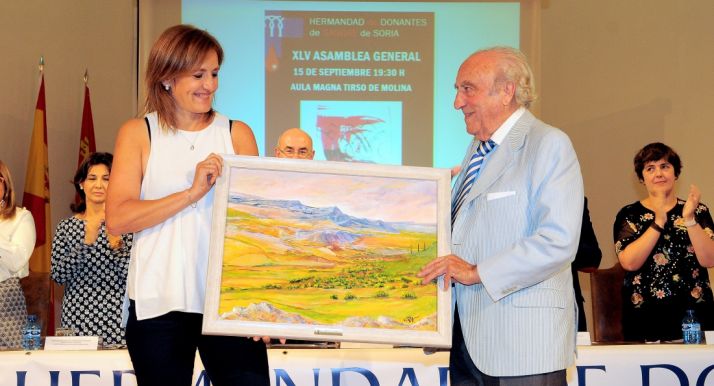 Emiliano Revilla recibiendo la distinción. 