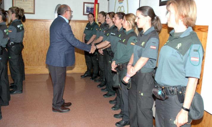 El subdelegado saluda a algunas de las guardias civiles destinadas en Soria. /Subdeleg.