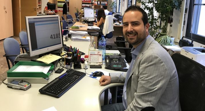 Ánge Hernández, concejal de deportes, con el número del sorteo para la campaña. /Ayto.