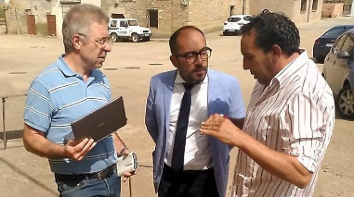 Raúl Lozano (dcha.), con Luis Rey y un técnico de Ciaqua. /Dip.