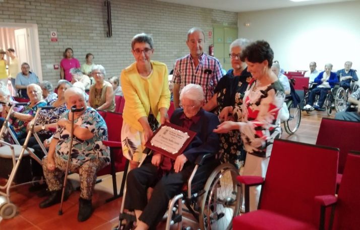 Entrega de la placa a Francisca Sotillos.