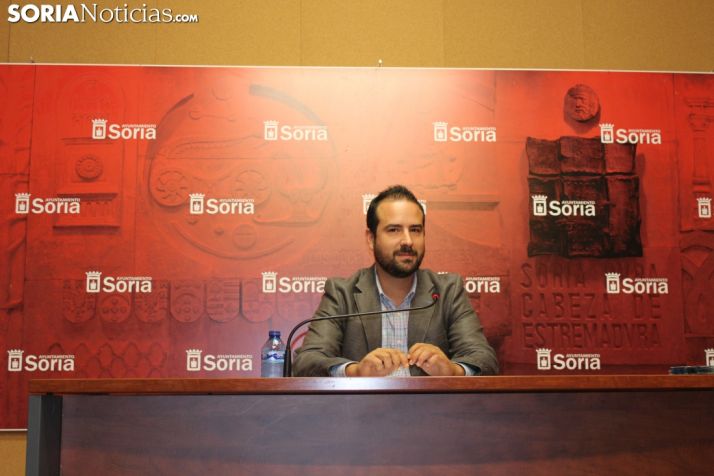 Ángel Hernández, concejal de Deportes, presenta el programa deportivo de San Saturio. SN