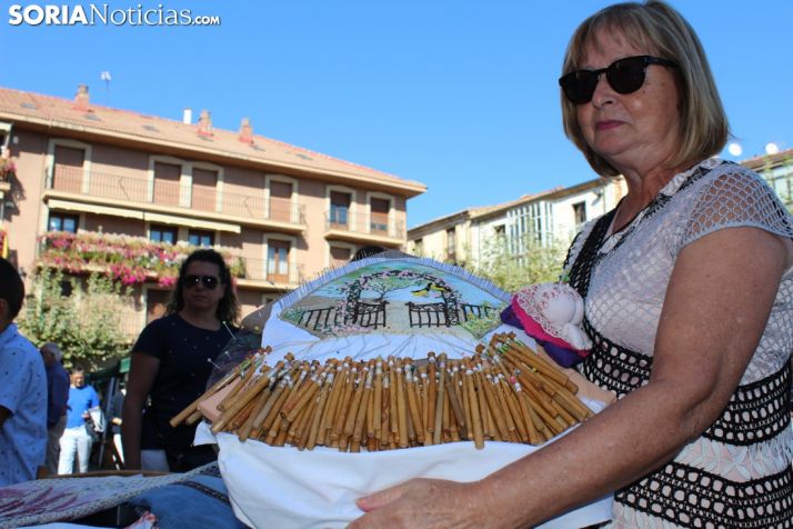 XII Encuentro de encajeras de bolillos en la plaza Mayor. 