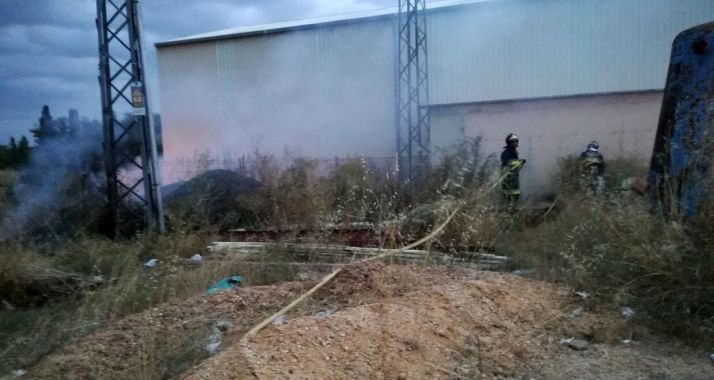 Los bomberos en las tareas de extinción. /Dip.