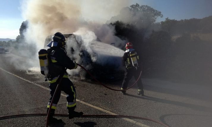 Los bomberos en la extinción del fuego. /Dip.