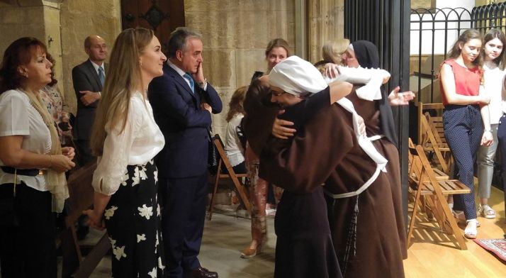 La religiosa abraza a uno de los familiares presentes. /DOS