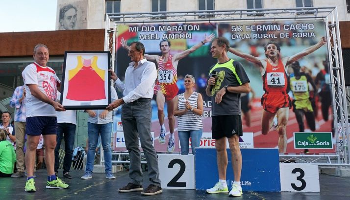 Cacho entrega a Chauvin una de sus míticas camisetas. /E.Leclerc