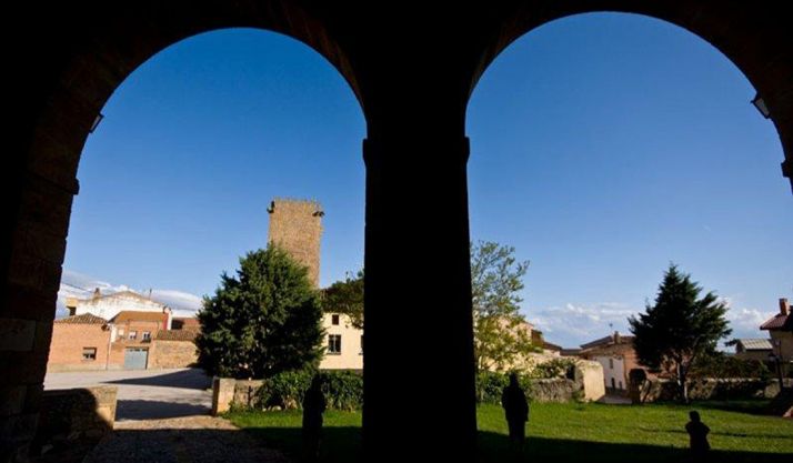 Imagen de Noviercas través del pórtico su templo parroquial. /Ayto. Noviercas