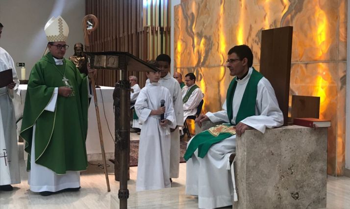 El presbítero, sentado, en la toma de posesión de su nuevo destino. /DOS