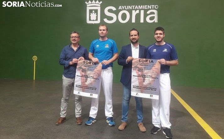 Presentación del III Torneo Ciudad de Soria de pelota mano en el Polideportivo la Juventud.