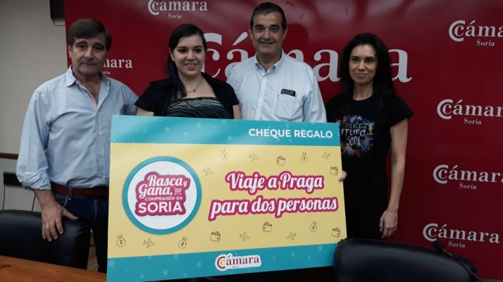 La ganadora, (2ª izda.) este lunes con el premio. /CC