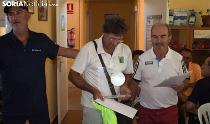Rodríguez, en el centro, en la entrega de trofeos. /SN