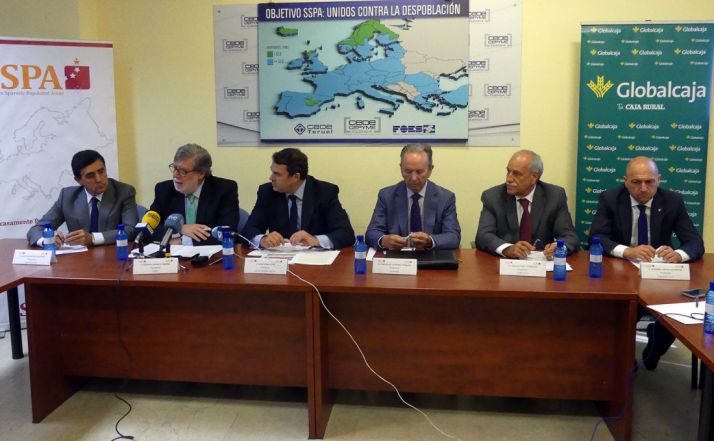 Un momento de la reunión entre las cajas y las patronales. /FOES