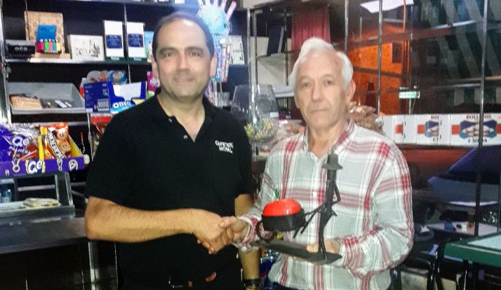 El ganador (dcha.), con el trofeo. 