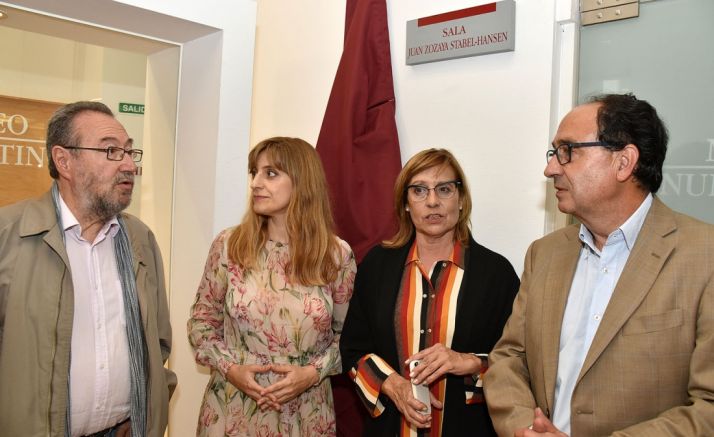 Carlos de la Casa, (izda.), Mar Sancho, Marian Arlegui y Manuel López bajo la placa. /Jta.