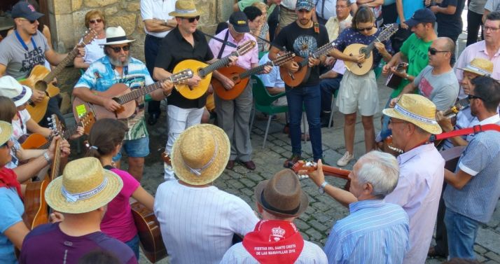Rondalla en Duruelo. /Sandoval