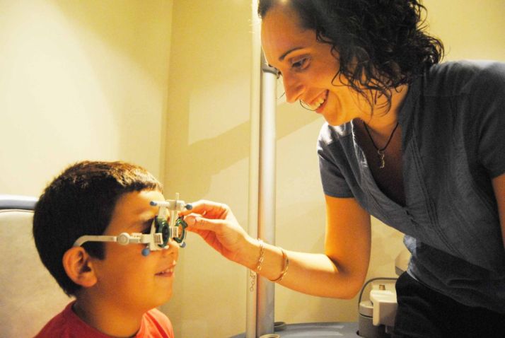 Los niños deben ser revisados por el óptico./ Óptica en Altea