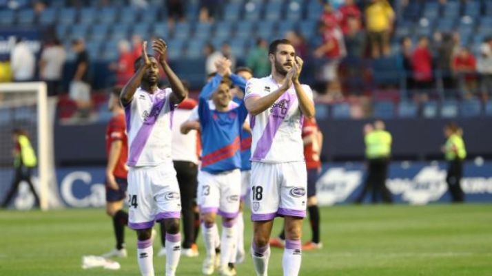 Diamanka y Atienza aplauden a los suyos tras finalizar el encuentro en El Sadar. LaLiga 