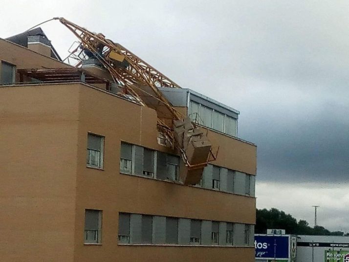 Una grúa se viene abajo en Golmayo-Camaretas. Cedida  