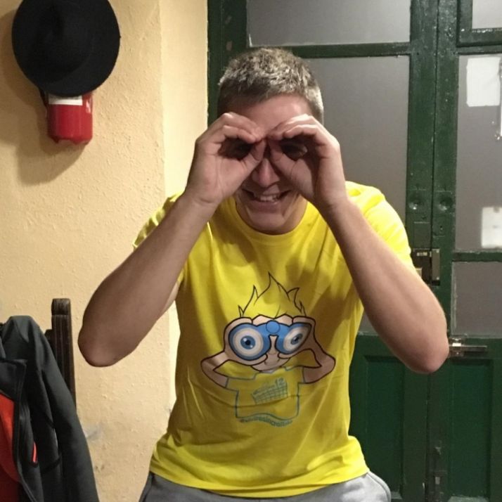 Álvaro Hernández ya luce la camiseta de la Sección 12, la que le rinde tributo. Cedida