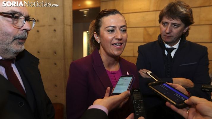 La delegada del Gobierno, entre Miguel Latorre (izda.) y Carlos Martínez Mínguez. /SN