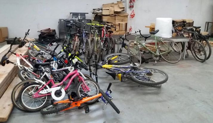 Las bicicletas recogidas antes de su puesta a punto. 